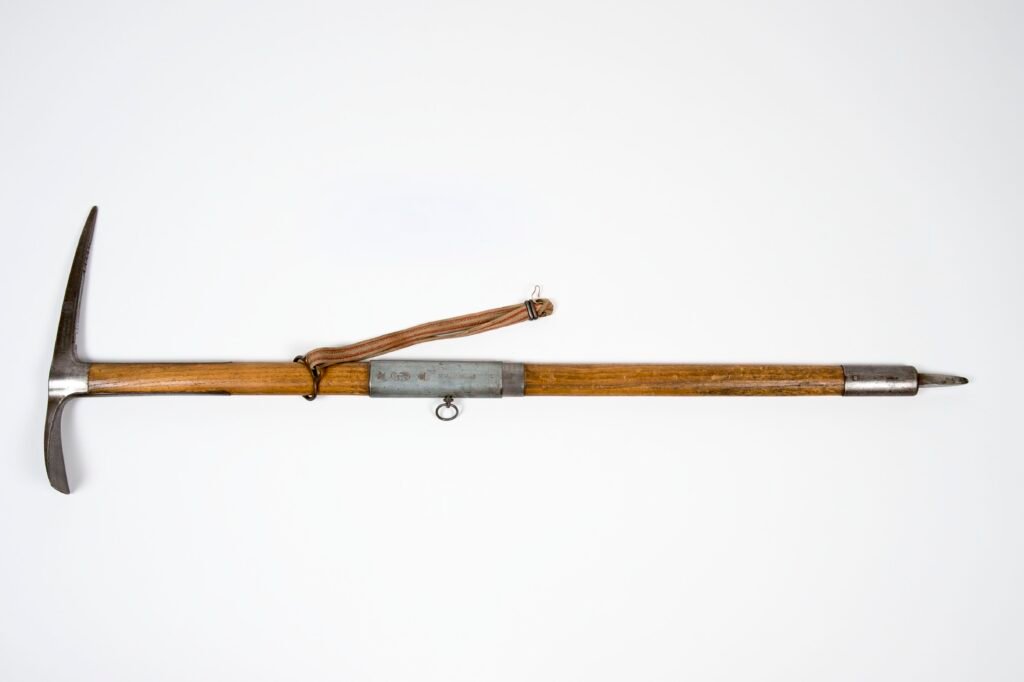 Piolet historique de la maison Simond conservé au Musée Alpin de Chamonix-Mont-Blanc
