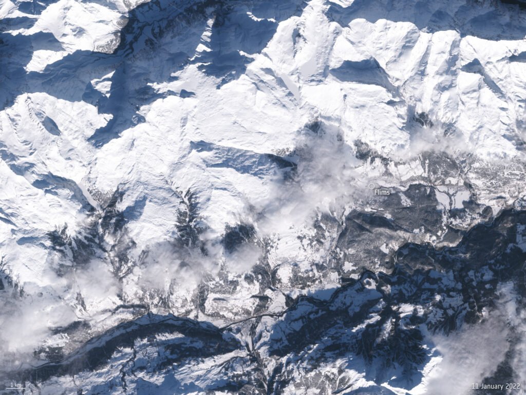 Pistes de ski sans neige vues depuis l'espace