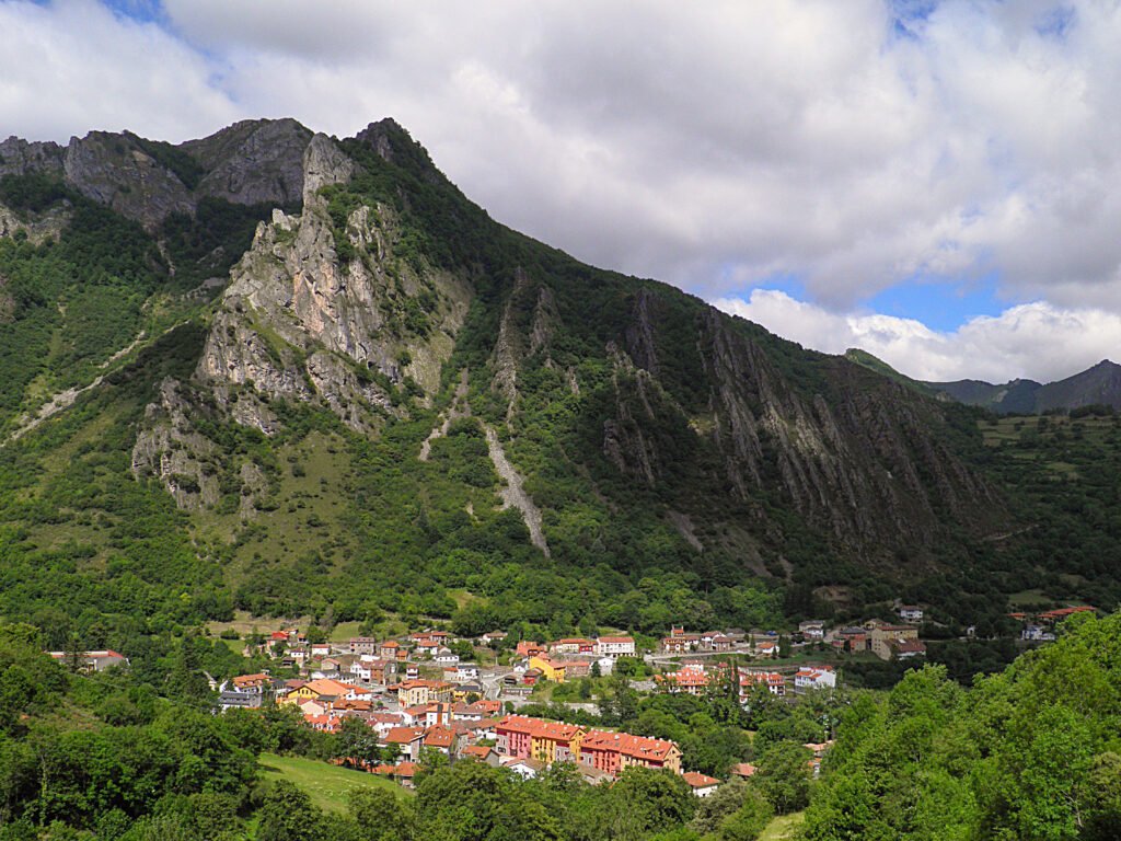Village de Pola de Somiedo, Asturies, porte d'entrée du parc naturel