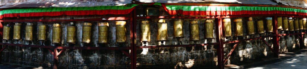 Pèlerins et moulins à prières autour du palais du Potala à Lhassa