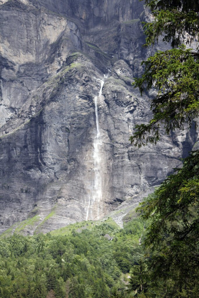 Sentier de randonnée au fond du Cirque du Fer-à-Cheval
