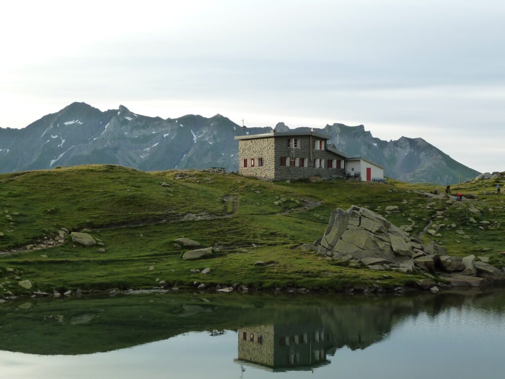 Le refuge de Pombie au pied du Pic du Midi d'Ossau