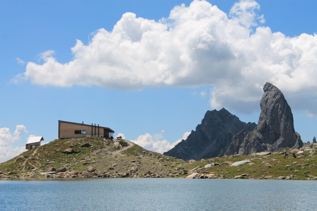 Le refuge de Presset et son lac, au pied du versant nord de la Pierra Menta