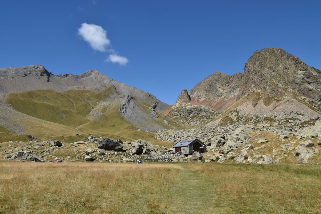 Le refuge de Vallonpierre au bord de son lac, au pied du Sirac