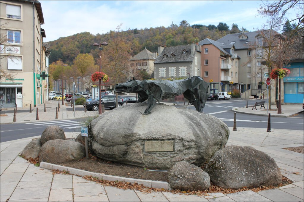 Représentation sculptée de la Bête du Gévaudan à Marvejols