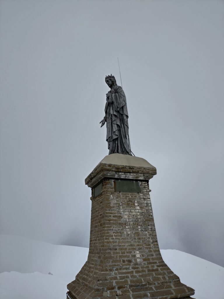 Statue de la Vierge près du sommet du Monte Saccarello, point culminant de l'Alta Via dei Monti Liguri
