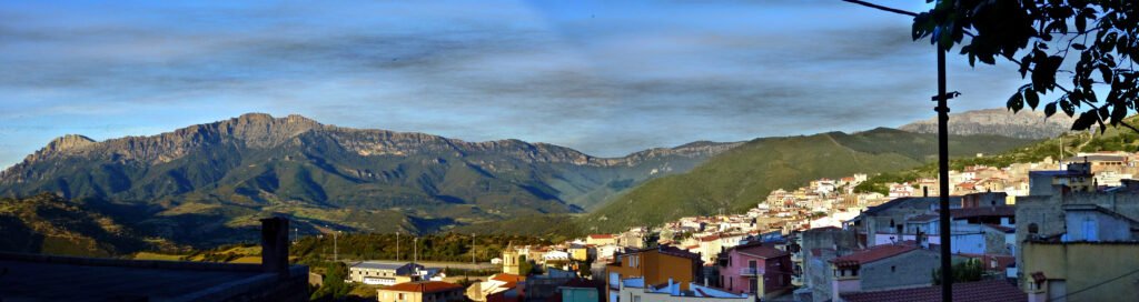 Le massif calcaire du Supramonte vu depuis Orgosolo, Sardaigne