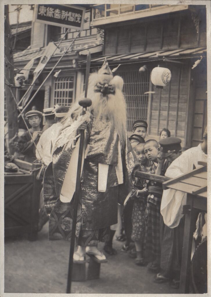 Figure de tengu lors d'un festival japonais en 1914