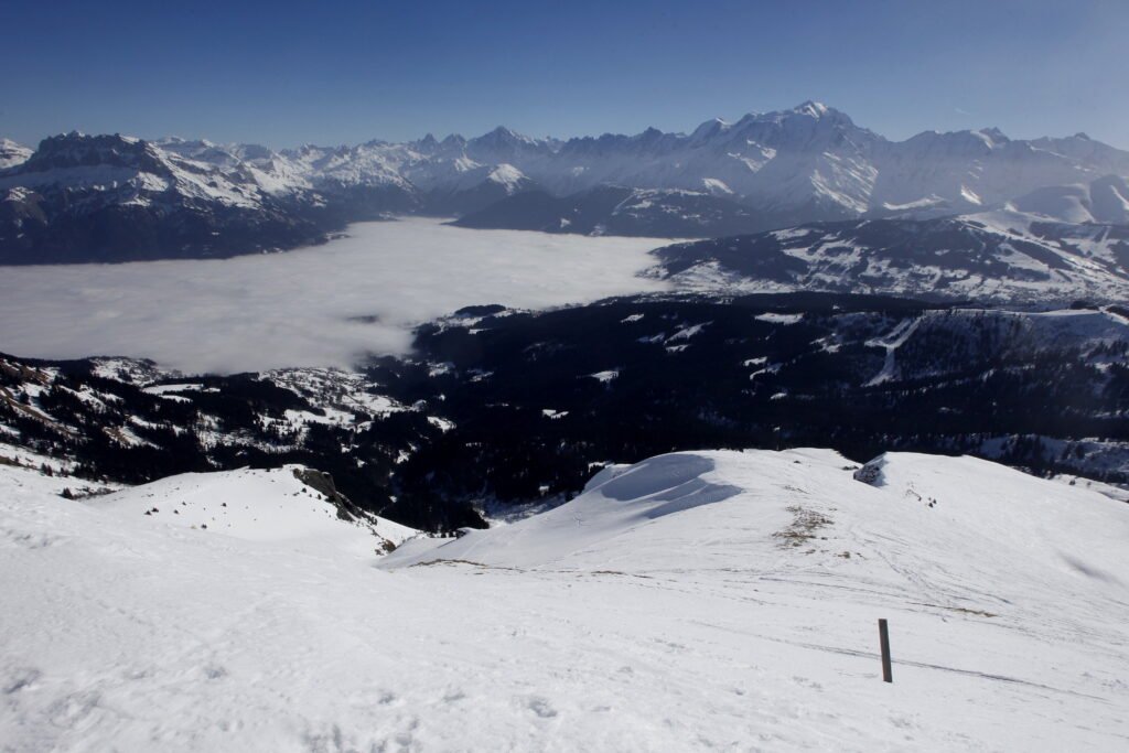 Trace en lacets de ski de randonnée sur une pente enneigée