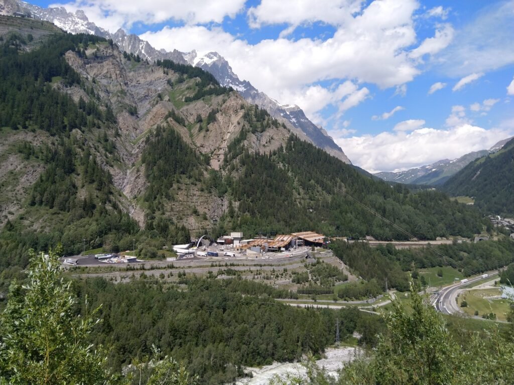 Entrée italienne du tunnel du Mont-Blanc à Courmayeur