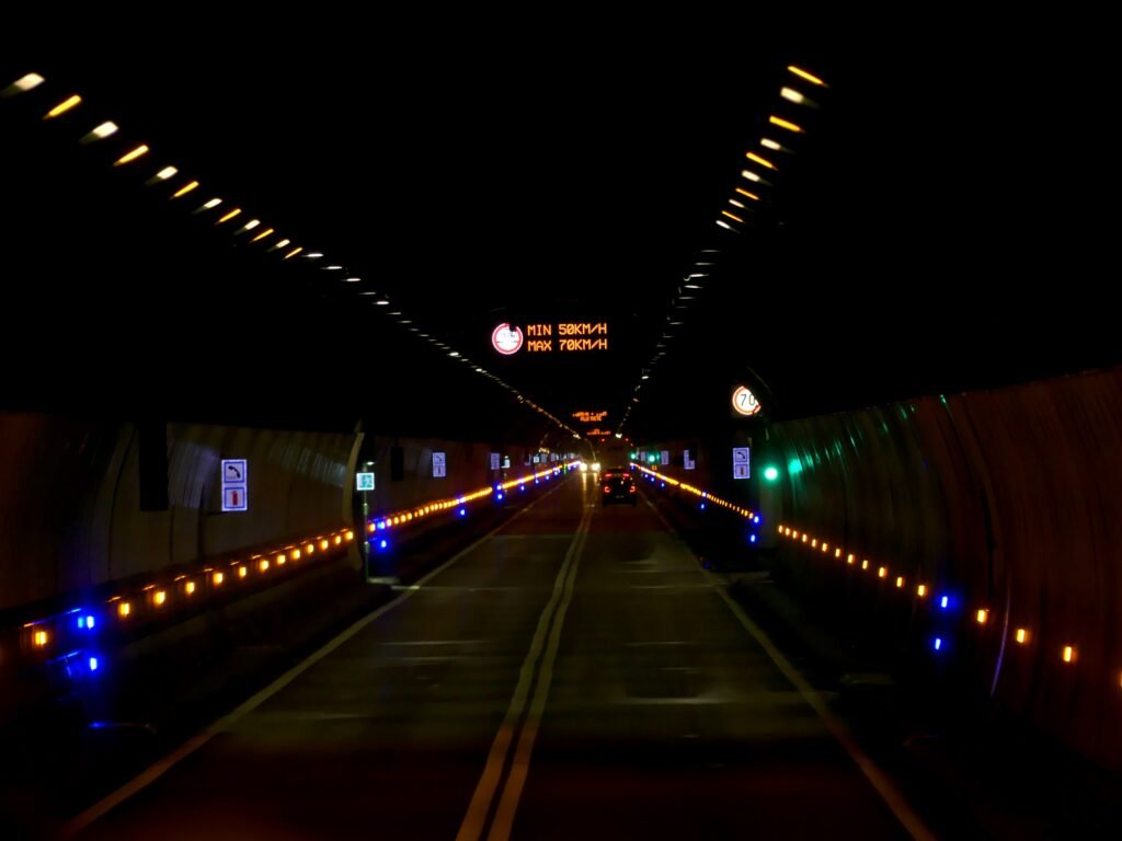 Intérieur du tunnel du Mont-Blanc en direction de l'Italie