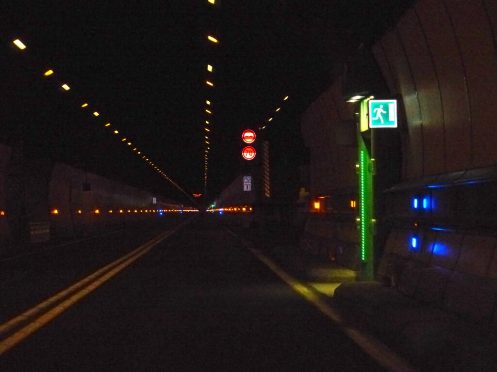 Sortie de secours et signalétique du tunnel du Mont-Blanc