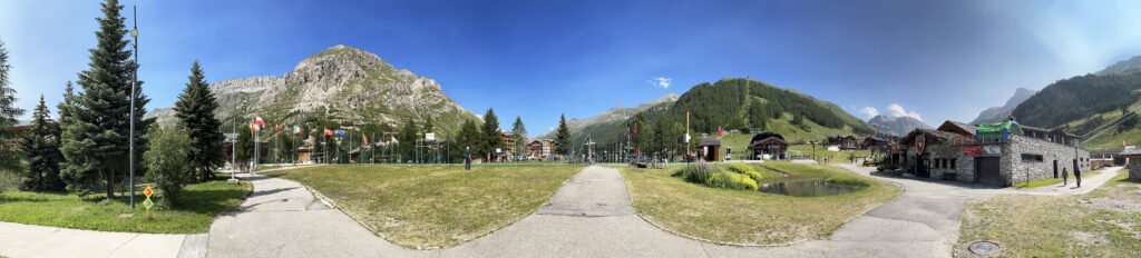 Panorama du village de Val d'Isère dans sa vallée