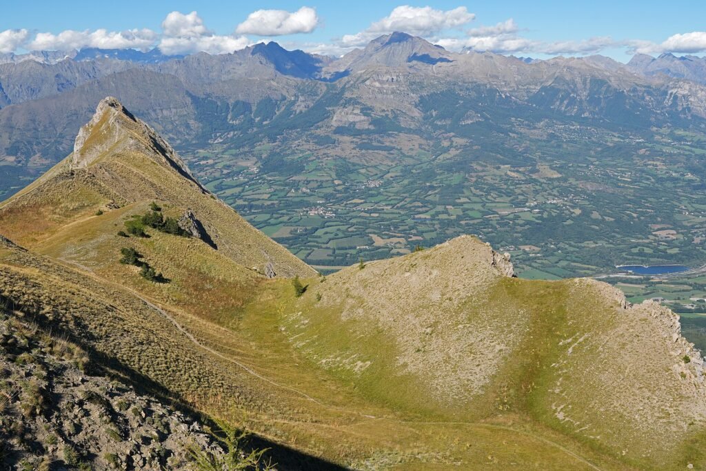 La vallée du Champsaur et le massif des Écrins depuis le pic de Gleize