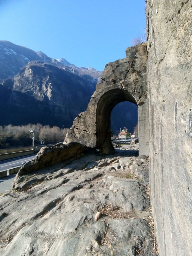 La voie romaine taillée dans le rocher à Donnas, Via delle Gallie