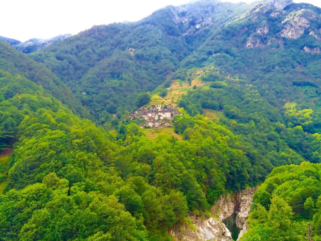 Le village de Corippo, plus petite commune de Suisse, dans la vallée de la Verzasca