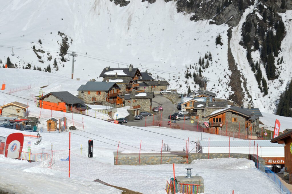 Vue du village des Eucherts et de l'école de ski en soirée