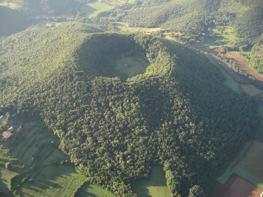 Cratère du volcan Santa Margarida avec sa chapelle romane, Garrotxa